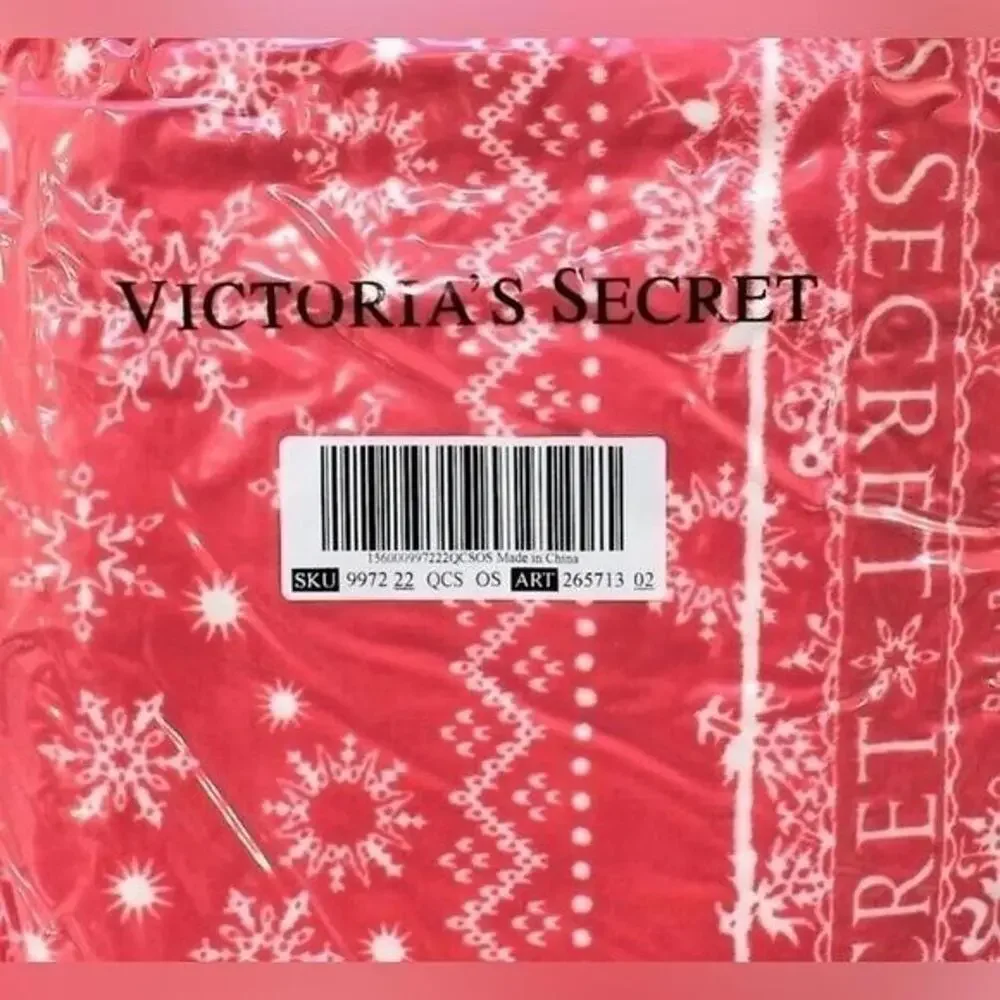 Victoria's Secret Cozy Plush Red & White Holiday Soft Fleece Plush Blanket